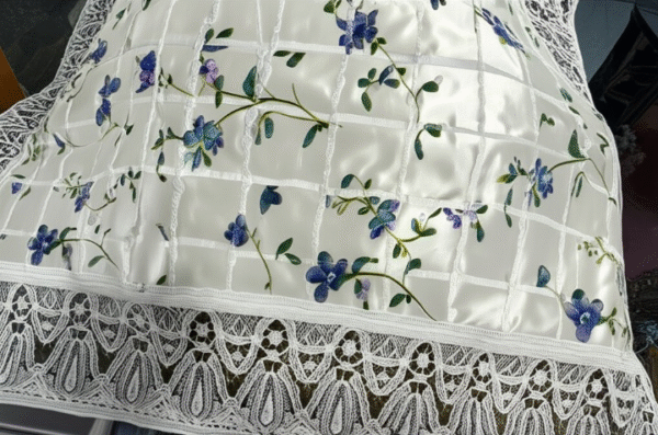 01 Meter Beautiful White Floral Dastarkhwan With Intricate Lace Border – Perfect For Traditional Dining | Dastarkhwan (30*49 Inch) - Image 2